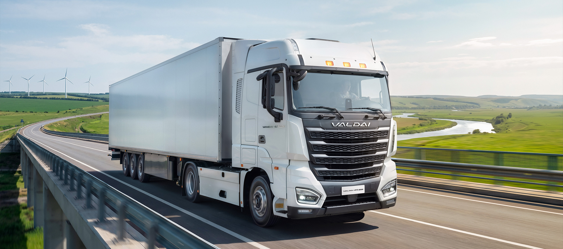 Dongfeng едет по заснеженной дороге vs-kamaz.jpg